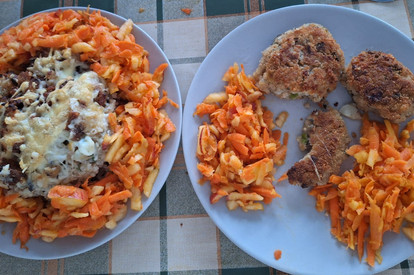 Graupen-Buletten mit Möhren-Apfel-Salat