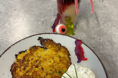 Halloween Cocktail und Kürbis-Kartoffelpuffer mit Schnittlauch Dip