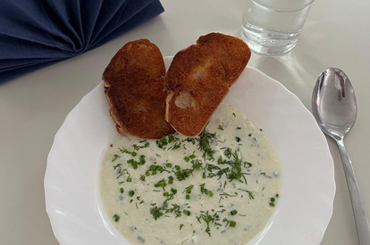 Kalte Gurkensuppe und Curry-Baguette