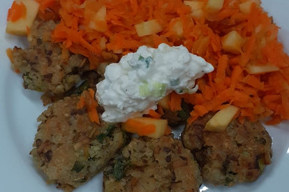 Graupen-Buletten mit Möhren-Apfel-Salat