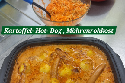 Kartoffel-Hot Dog in Tomatensoße mit Apfel-Möhren-Rohkost