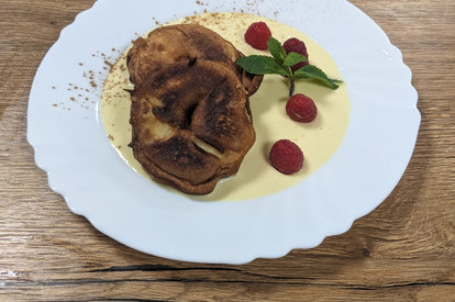 Apfelküche oder Apfelbeignets mit Vanillesoße