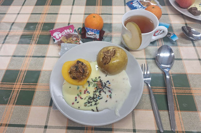 Weihnachtlicher Bratapfel mit Vanillesoße