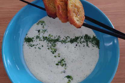 Kalte Gurkensuppe und Curry-Baguette