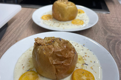 Weihnachtlicher Bratapfel mit Vanillesoße